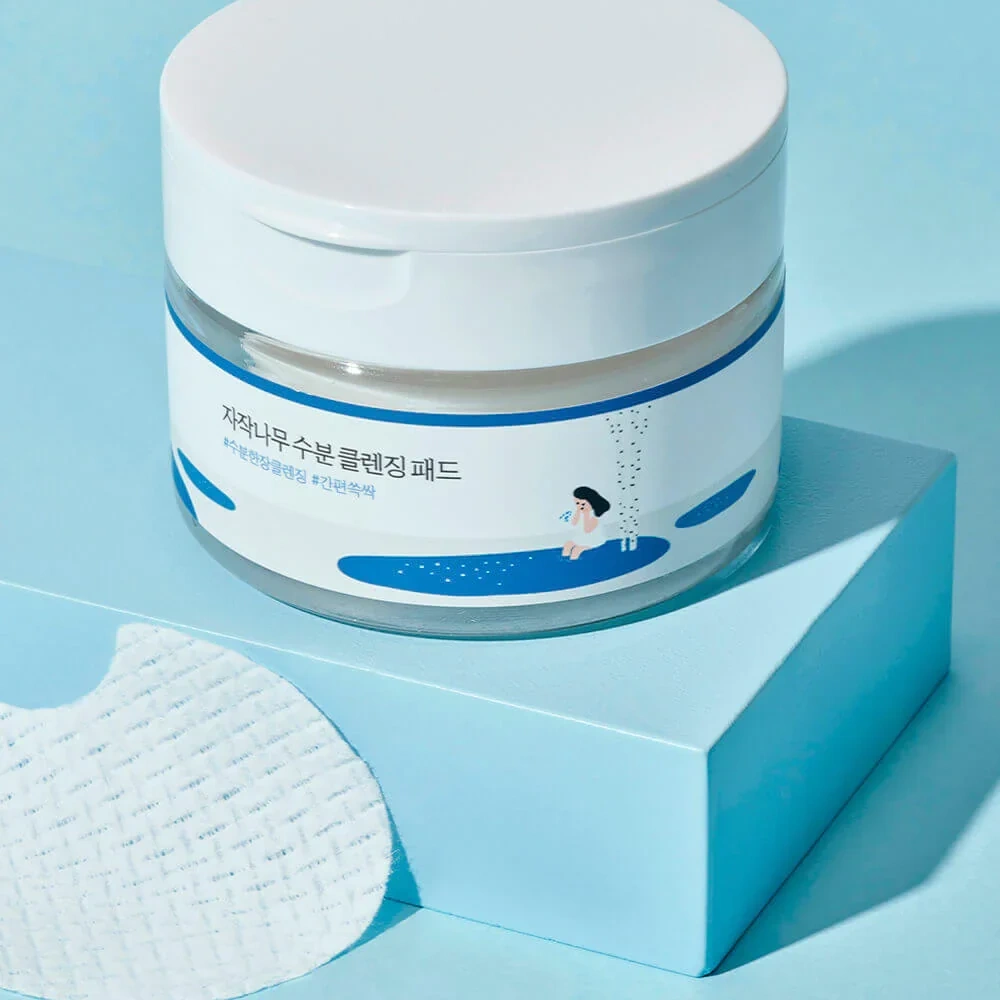 Discuri tonifiante pentru față ROUND LAB Birch Juice Moisturizing Pad cu sevă de mesteacăn pentru hidratare rapidă și calmarea pielii.